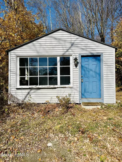 40 Interlaken Rd, Stockbridge, MA 01262