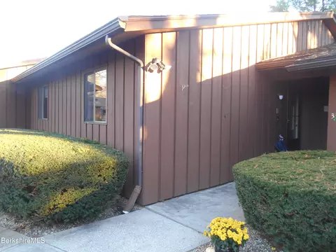 40 Churchill Crest Crst, Pittsfield, MA 01201