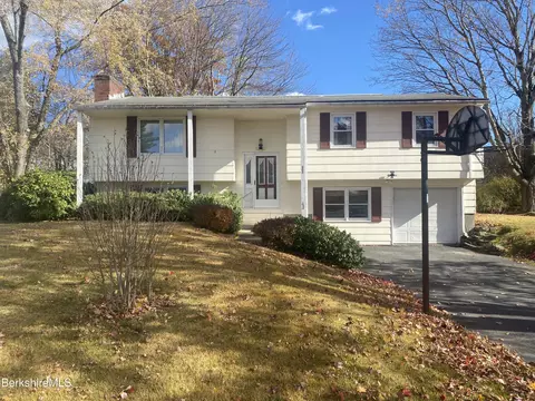 202 Mcintosh Dr, Pittsfield, MA 01201