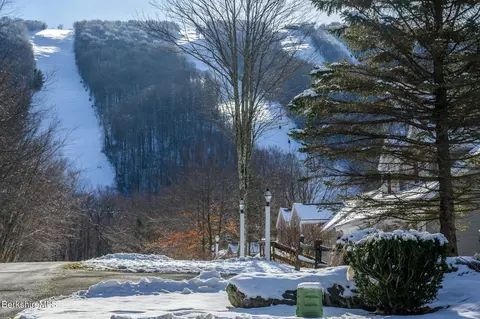 9341 Mountainside Dr, Hancock, MA 01237