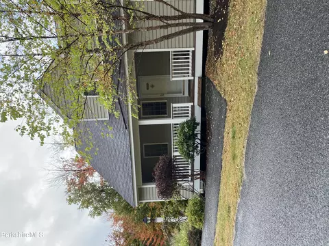 9521 Mountainside Dr, Hancock, MA 01237