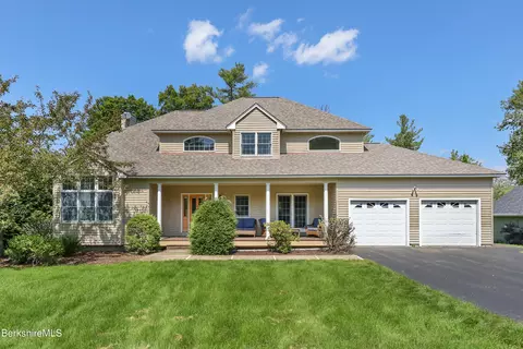 41 Meadow Ridge Dr, Pittsfield, MA 01201