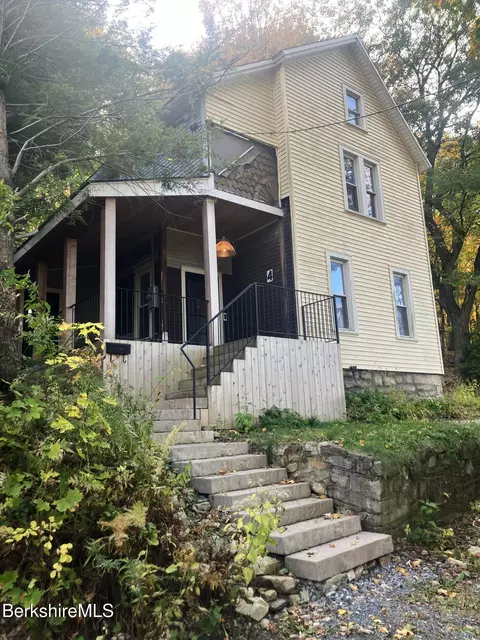 4 Lamoureaux Pl, North Adams, MA 01247