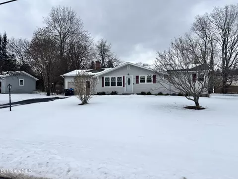 89 Oak Hill Rd, Pittsfield, MA 01201