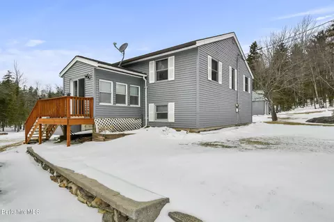 29 N Rd, Peru, MA 01235