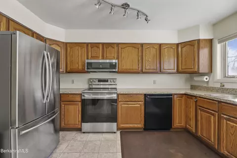 266 Appleton Ave, Pittsfield, MA 01201 photo 8