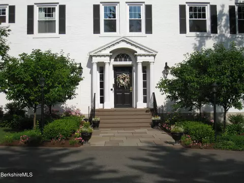 33 Maplewood Ave #202, Pittsfield, MA 01201