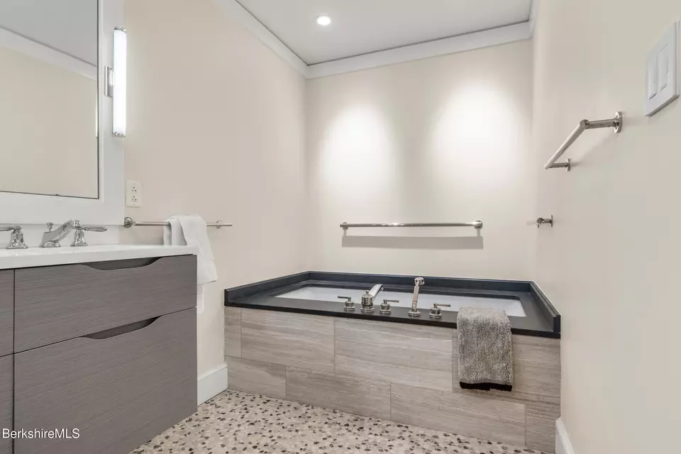 Bath - 165 Kemble St #18, Lenox, MA 01240 photo 4 of 6