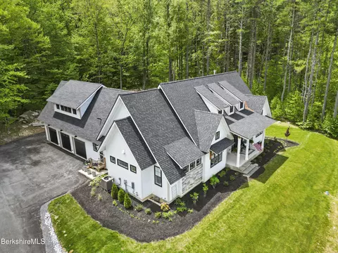 18 Old Farm Ln, Pittsfield, MA 01201
