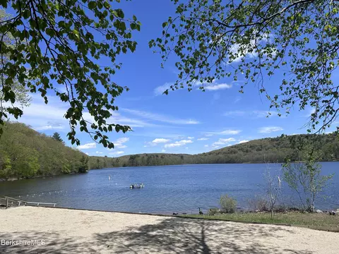 289 Antelope Dr, Lee, MA 01238