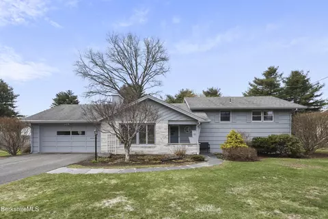 53 Oak Hill Rd, Pittsfield, MA 01201