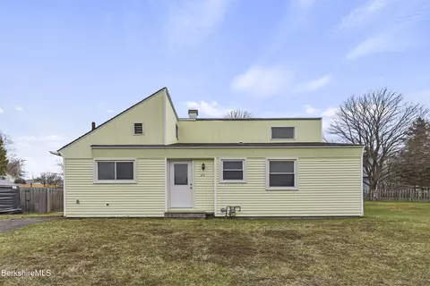 26 Crestview Dr, Pittsfield, MA 01201