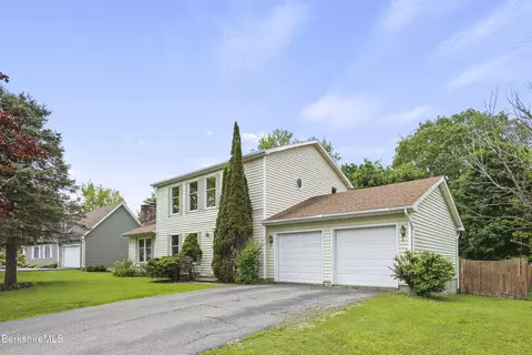 2 Faucett Ln, Pittsfield, MA 01201
