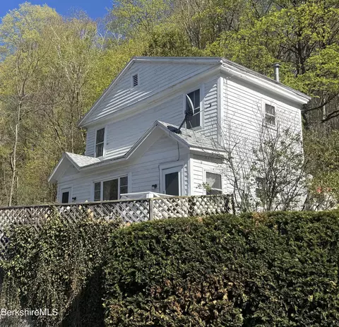 8 Richview Ave, North Adams, MA 01247