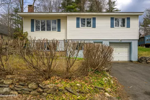 152 Ashmere Rd, Hinsdale, MA 01235
