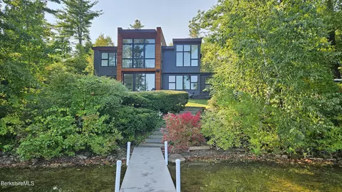 25 Mahkeenac Ter, Stockbridge, MA 01262