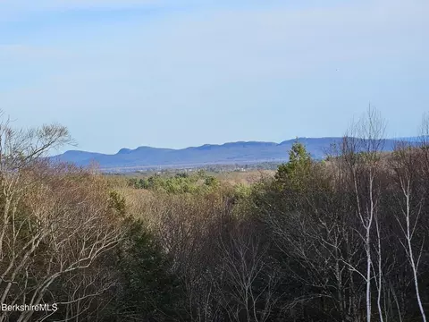 21 Unquomonk Rd, Williamsburg, MA 01096