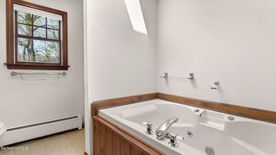 Bath - 7 Cedar Ln, Lenox, MA 01240 photo 3 of 5