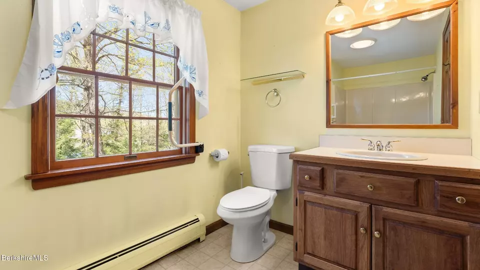 Bath - 7 Cedar Ln, Lenox, MA 01240 photo 4 of 5