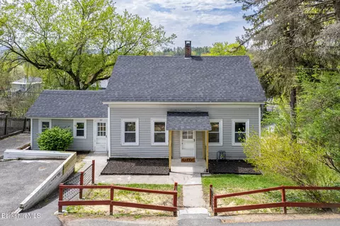 90 Maple St, Lee, MA 01238 photo 2