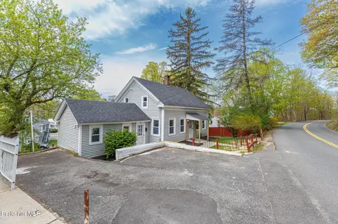 90 Maple St, Lee, MA 01238 photo 4