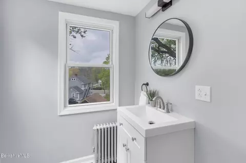 90 Maple St, Lee, MA 01238 photo 11