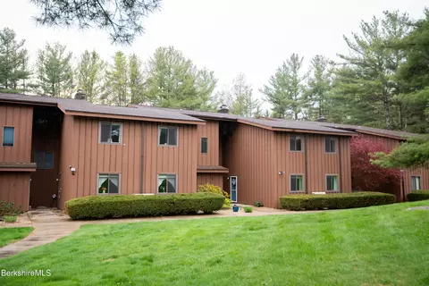 33 Churchill Crst #33, Pittsfield, MA 01201