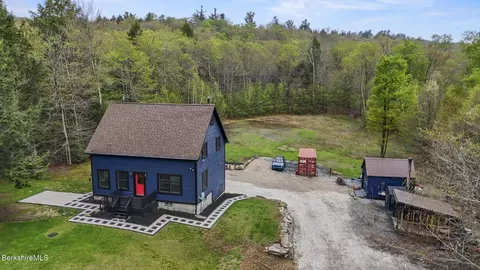 179 Hopkins Ln, Becket, MA 01223