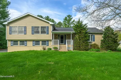 90 Mandalay Rd, Lee, MA 01238
