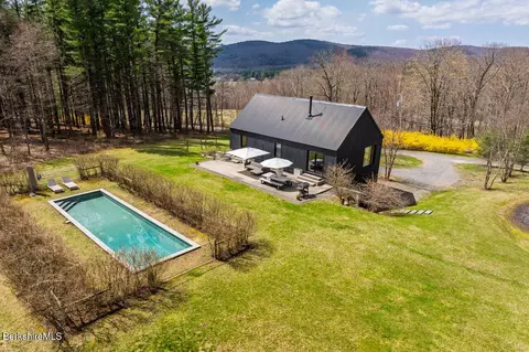 90 Overlook Dr, Hillsdale, NY 12529