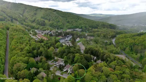9074 Mountainside Dr, Hancock, MA 01237