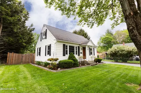 17 Leslie Dr, Pittsfield, MA 01201