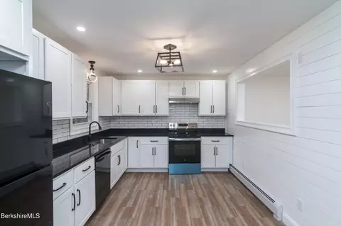 632 N State Rd, Cheshire, MA 01225