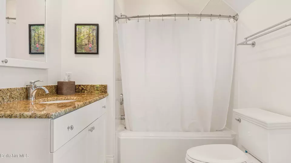 Bath - 4 Stoneledge Rd, Lenox, MA 01240 photo 3 of 5