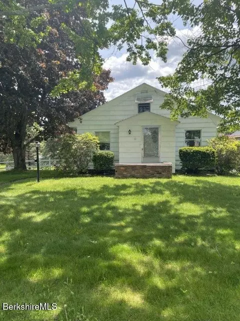 11 Oriole St, Pittsfield, MA 01201