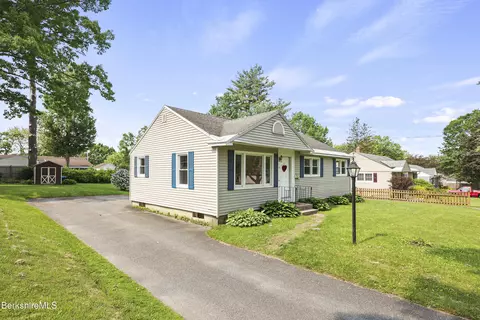26 Highlawn Dr, Pittsfield, MA 01201
