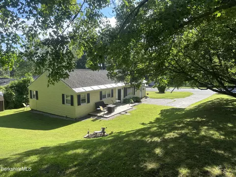 4 Beaumont Dr, Pittsfield, MA 01201