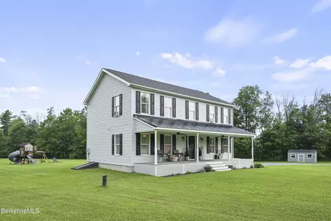 679 Middle Pownal Rd, Pownal, VT 05261