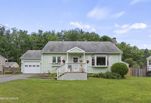 17 Jeffrey Dr, Pittsfield, MA 01201