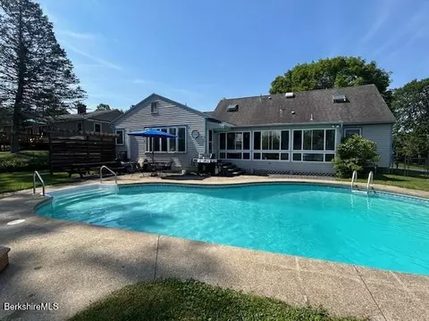100 Anita Dr, Pittsfield, MA 01201