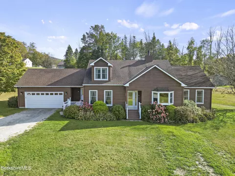 20 Pleasant View Dr, Cheshire, MA 01225