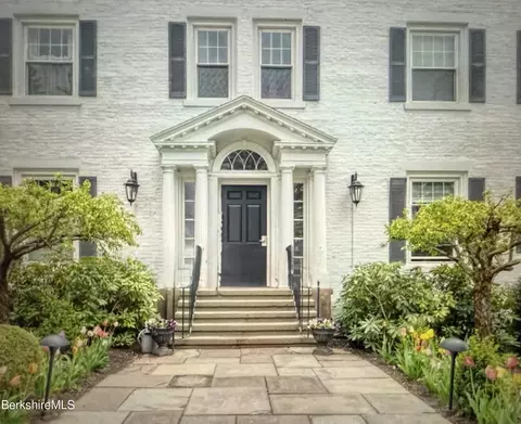 33 Maplewood Ave #305, Pittsfield, MA 01201