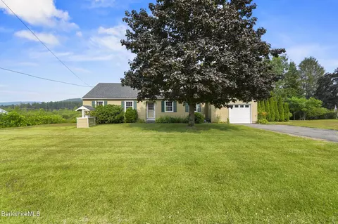 98 Oak Hill Rd, Pittsfield, MA 01201
