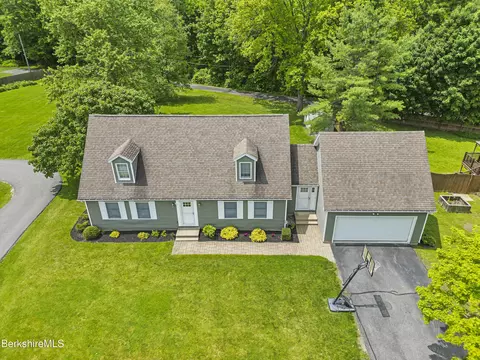 4 Faucett Ln, Pittsfield, MA 01201