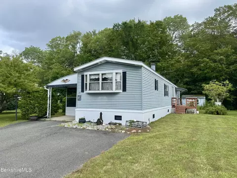 25 Country Rd, Hinsdale, MA 01235