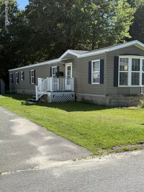 19 Lakewood Dr, Pittsfield, MA 01201