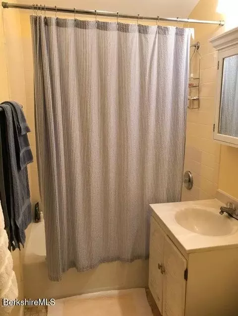Bath - 189 Stratton Rd #E-3, Williamstown, MA 01267 photo 1 of 1