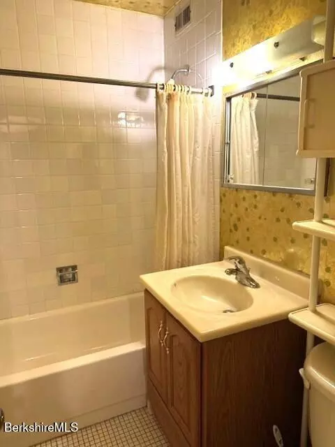 Bath - 2 Rolling Hls #BLDG 2-4, Lenox, MA 01240 photo 2 of 2