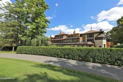 19 Hawthorne Rd #CARRIAGE BARN E-2, Stockbridge, MA 01262