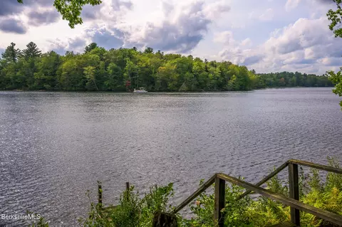 65 Canterbury Ln, Hinsdale, MA 01235